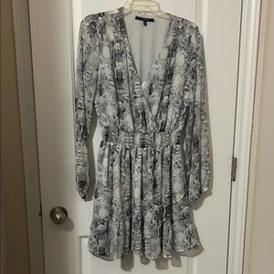 19 Cooper Gray & White Wrap V-Neck Long Sleeve Smocked Waist Dress